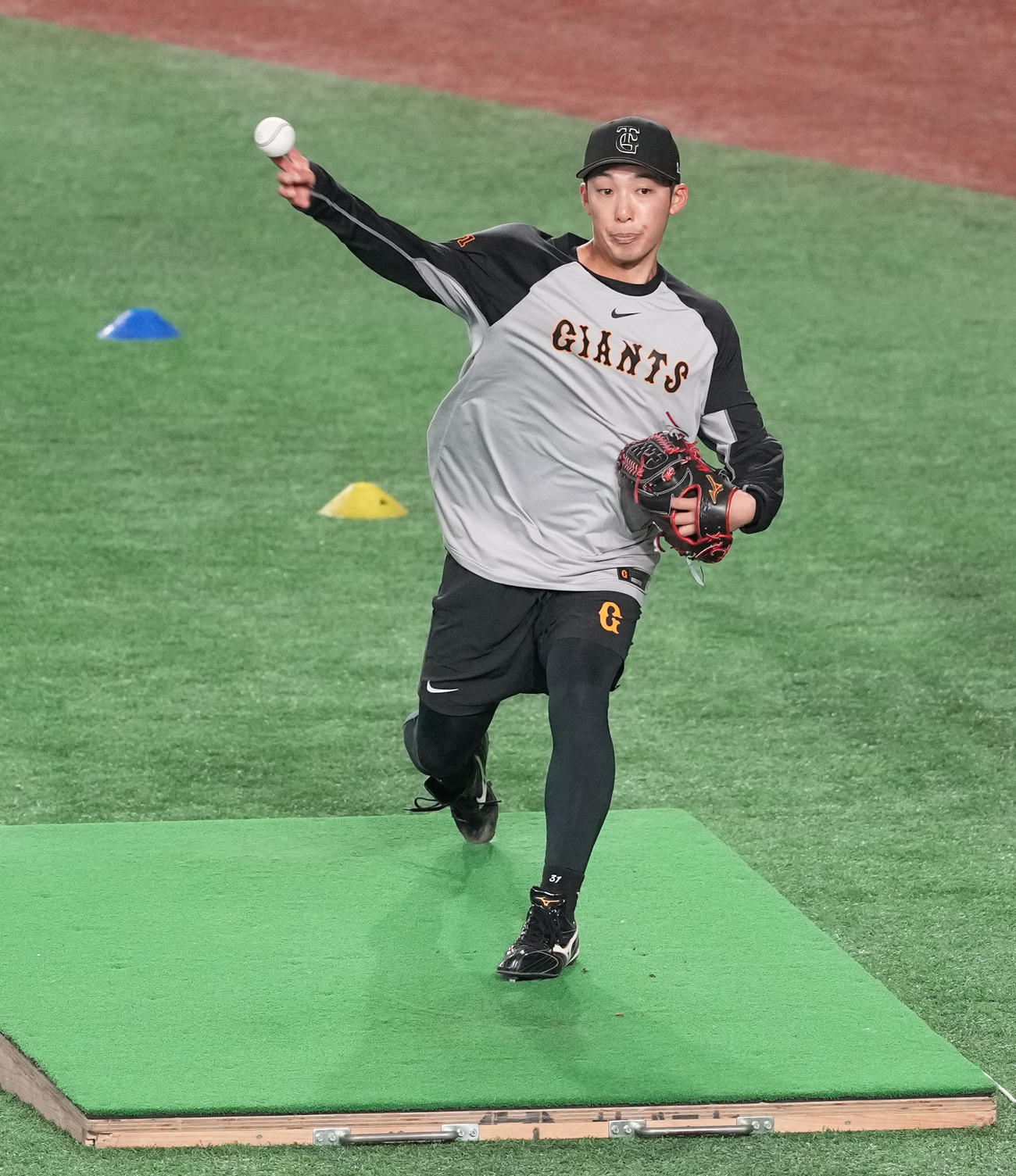 巨人対広島　投球練習する巨人赤星（撮影・鈴木みどり）