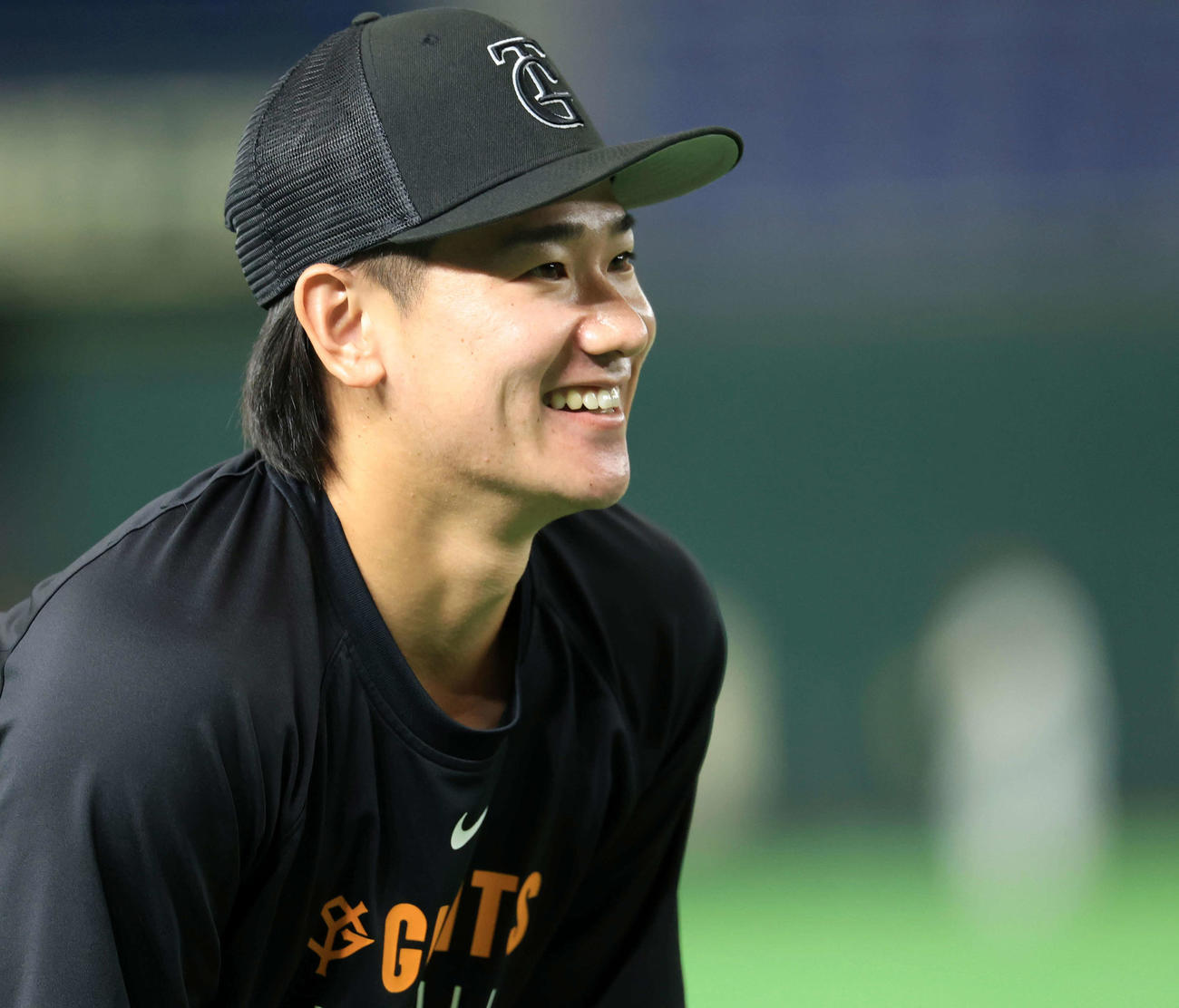 巨人対広島　ノック中、笑顔の巨人井上（撮影・浅見桂子）