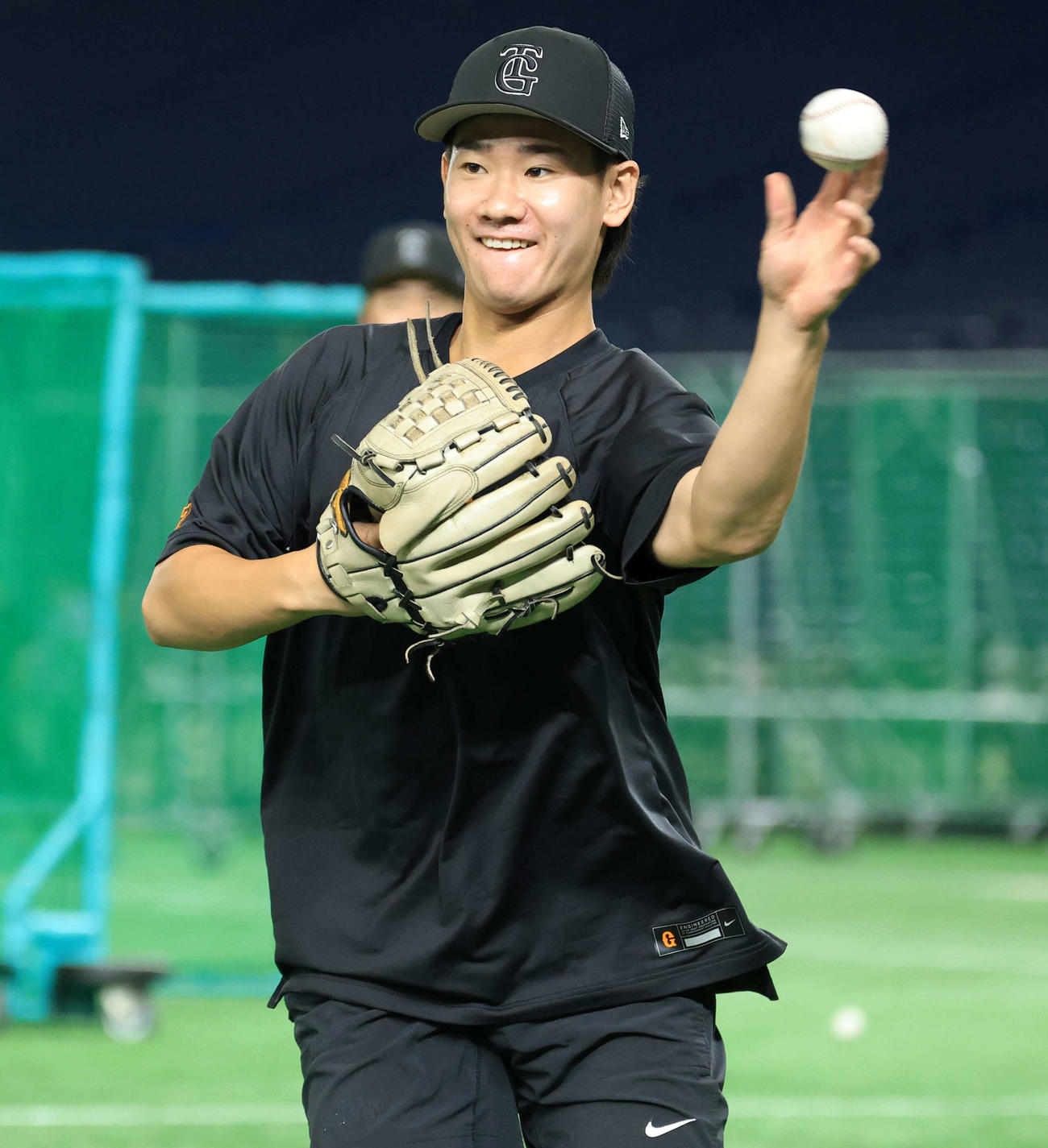 巨人対広島　笑顔でノックを受ける巨人井上（撮影・浅見桂子）