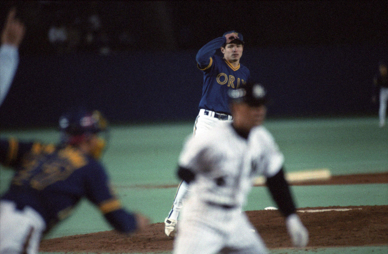 95年4月21日、ロッテ戦でオリックス野田はプロ野球新記録の「19奪三振」を平野謙（手前）からマークする