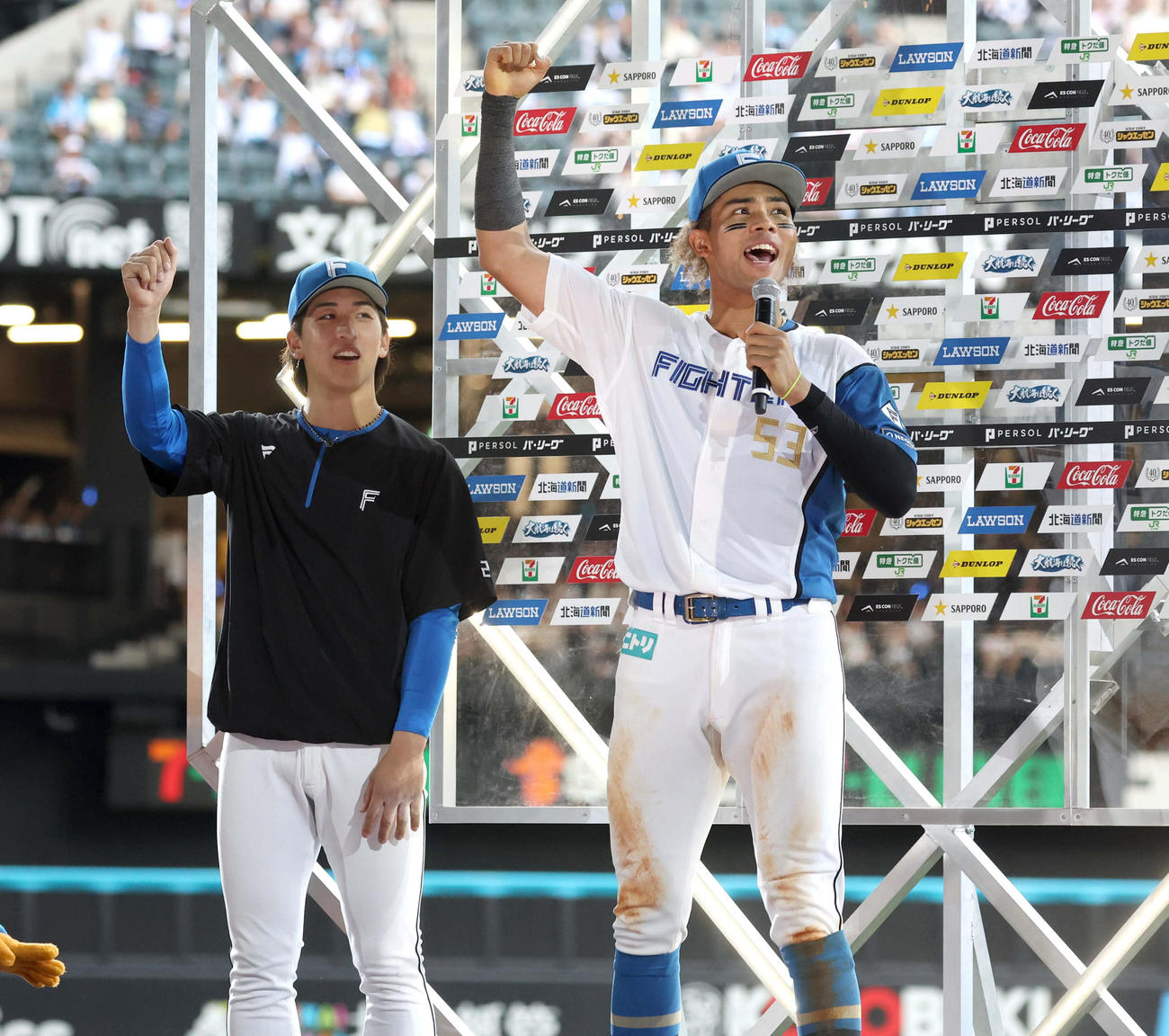 日本ハム対楽天　ヒーローインタビューで「1、2、3、ジエッシー！」と叫ぶ水谷（右）と細野（撮影・黒川智章）