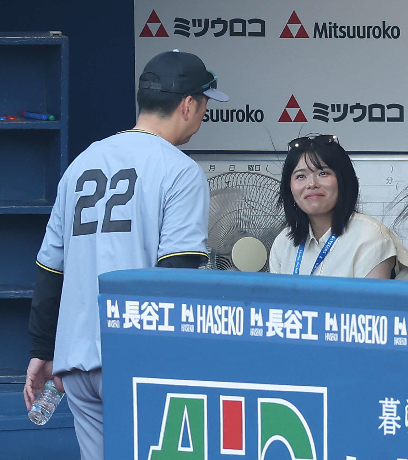 DeNA対阪神　試合前、阪神藤川監督（左）と言葉を交わす勝（撮影・河田真司）