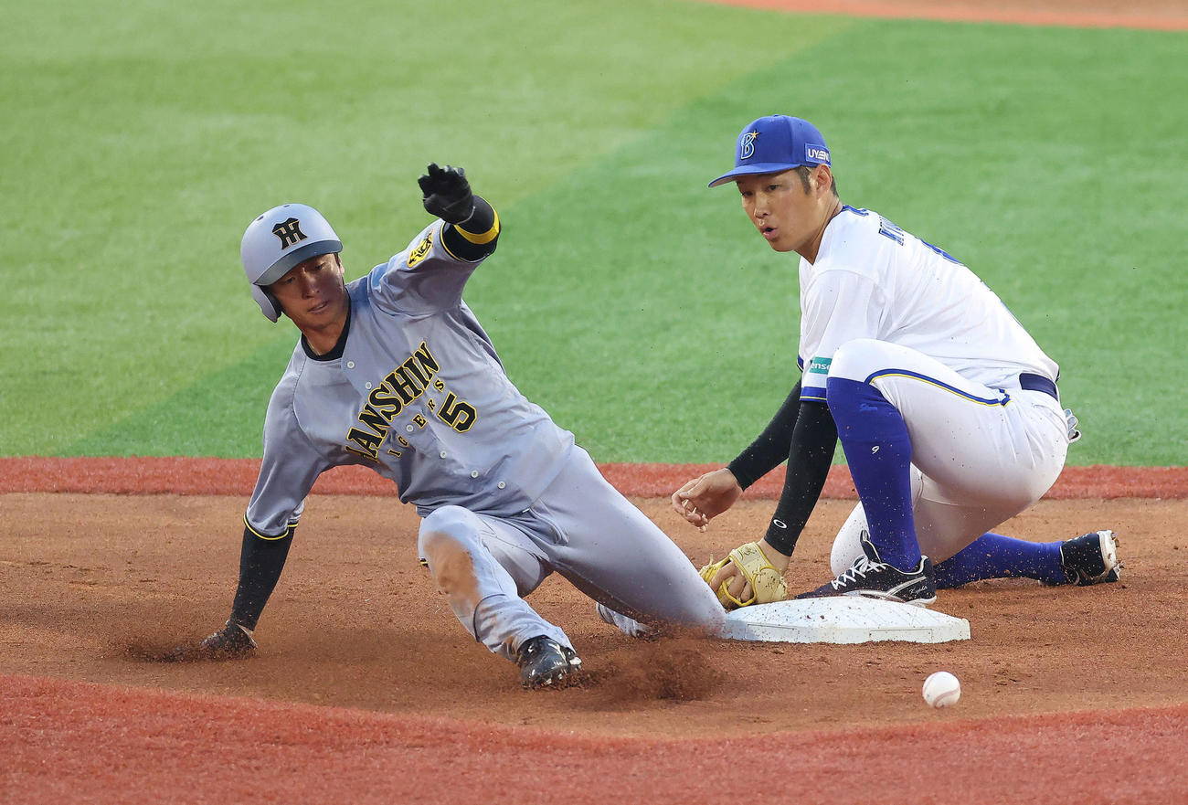DeNA対阪神　3回表阪神2死一塁、二盗を決める近本（撮影・河田真司）