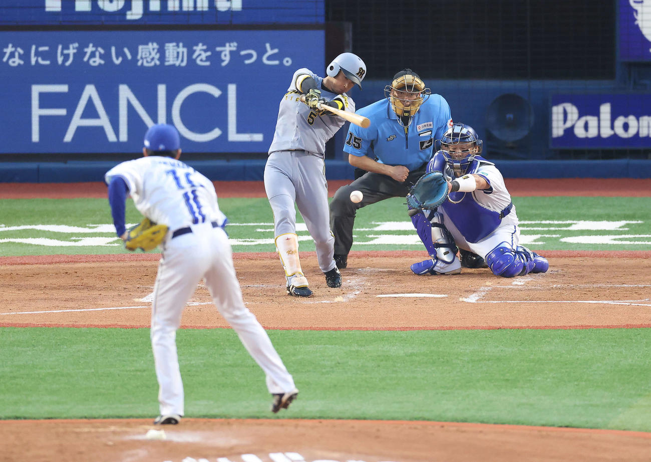 DeNA対阪神　3回表阪神2死、左前打を放つ近本。投手大貫（撮影・河田真司）