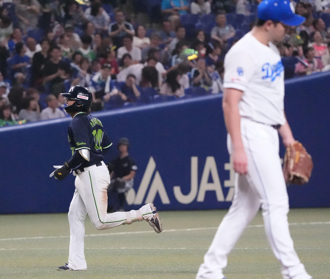 中日対ヤクルト　12回表ヤクルト2死二塁、左越え2点本塁打を放ちダイヤモンドをまわる赤羽（左）右は勝野（撮影・森本幸一）