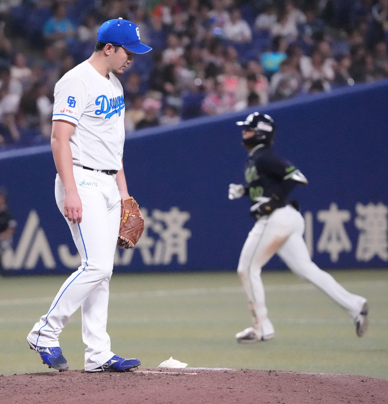 中日対ヤクルト　12回表ヤクルト2死二塁、勝野（左）は赤羽に左越え2点本塁打を打たれる（撮影・森本幸一）