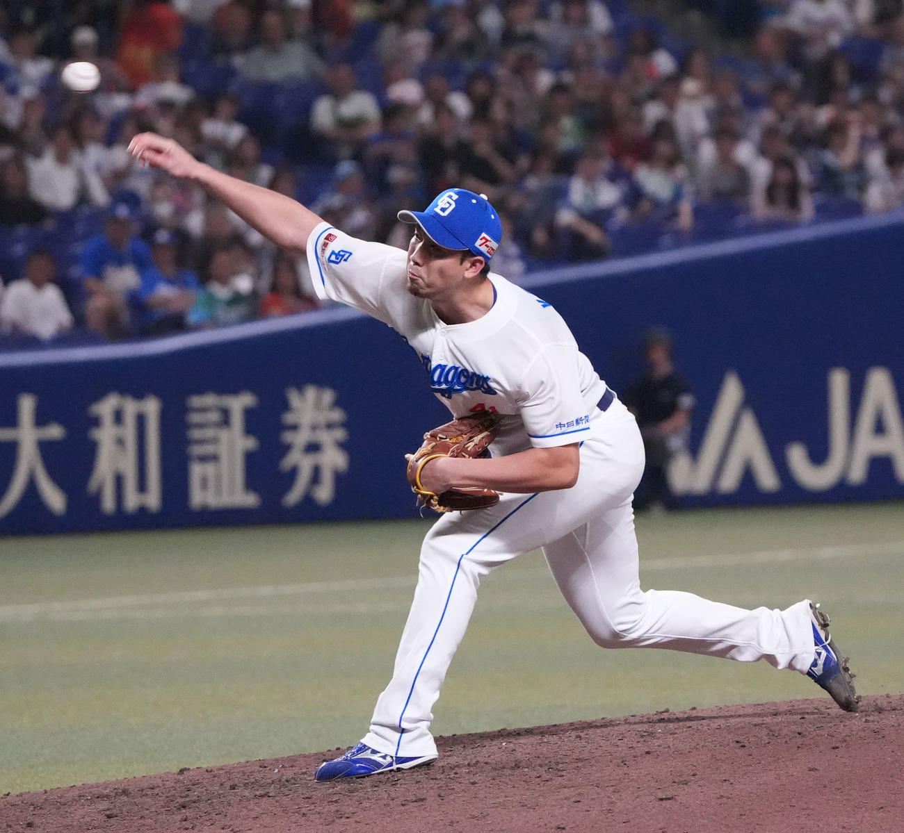 中日対ヤクルト　11回表、中日8番手で登板する勝野（撮影・森本幸一）