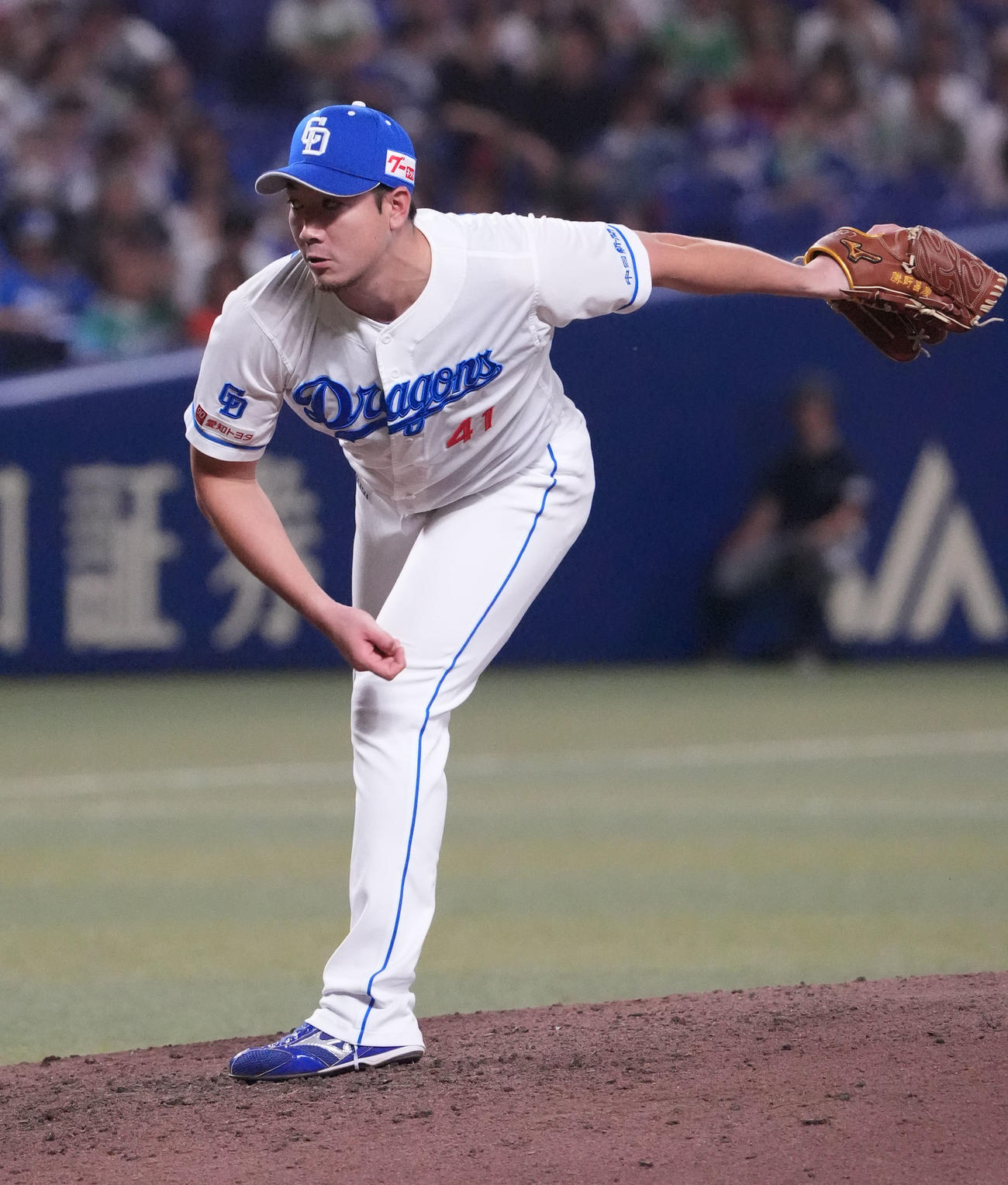 中日対ヤクルト　11回表、中日8番手で登板する勝野（撮影・森本幸一）