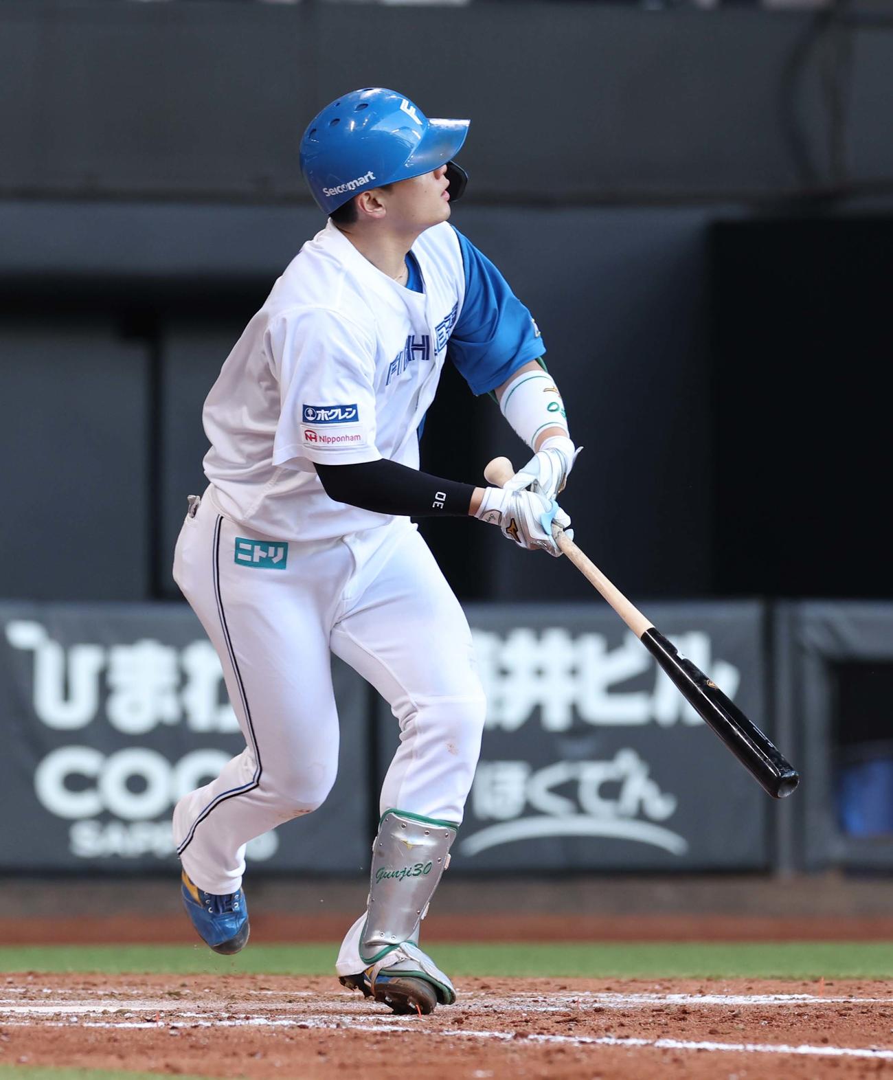 日本ハム対楽天　4回裏日本ハム1死、左越え本塁打を放つ郡司（撮影・黒川智章）
