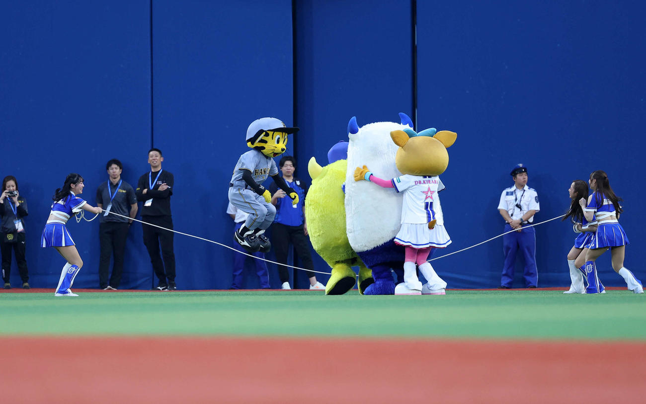 DeNA対阪神　縄跳びに臨むマスコットたち（撮影・鈴木正人）