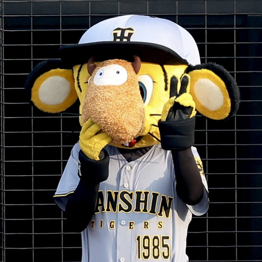 DeNA対阪神　試合前、顔を隠しながら登場するトラッキー（撮影・河田真司）