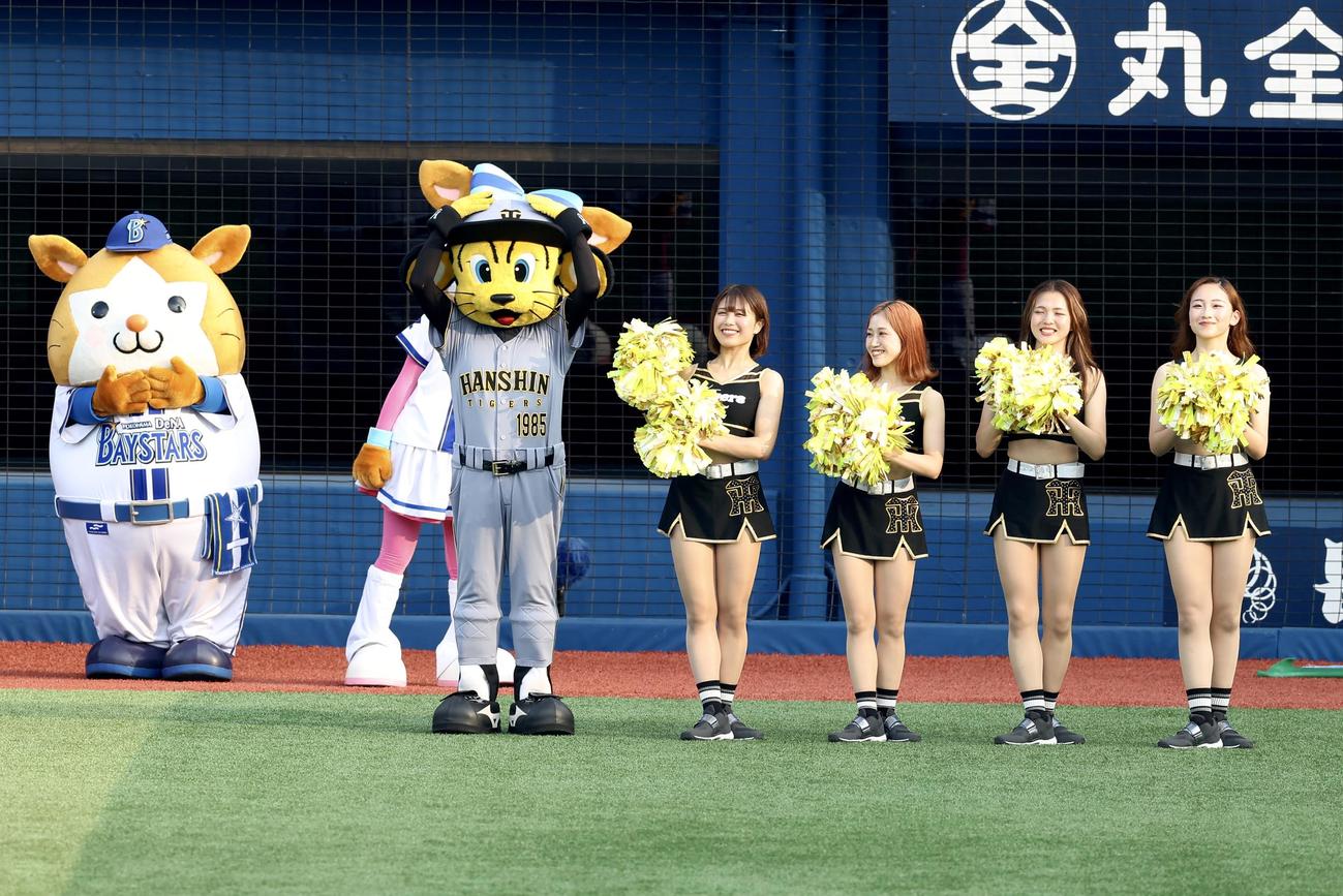 DeNA対阪神　試合前、MCの紹介を受けあいさつするトラッキー（手前左）。後方左ふDB．スターマン（撮影・河田真司）