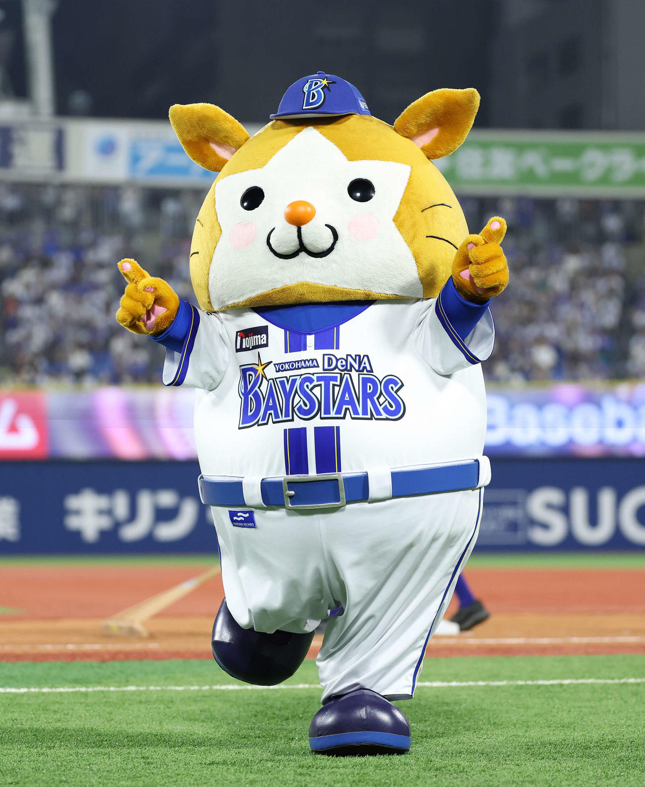 DeNA対阪神　ダンスで球場を盛り上げるDB・スターマン（撮影・鈴木正人）