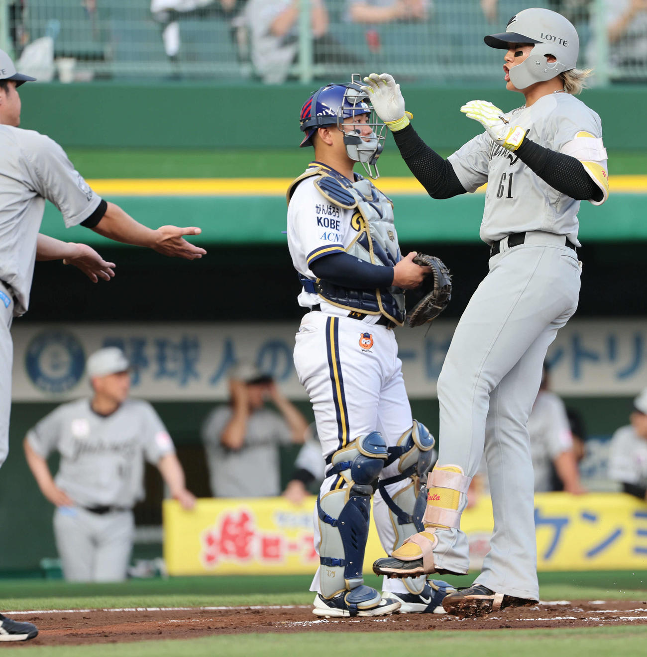 オリックス対ロッテ　1回表ロッテ2死二塁、山本は左越えに本塁打を放ち生還（撮影・西尾就之）