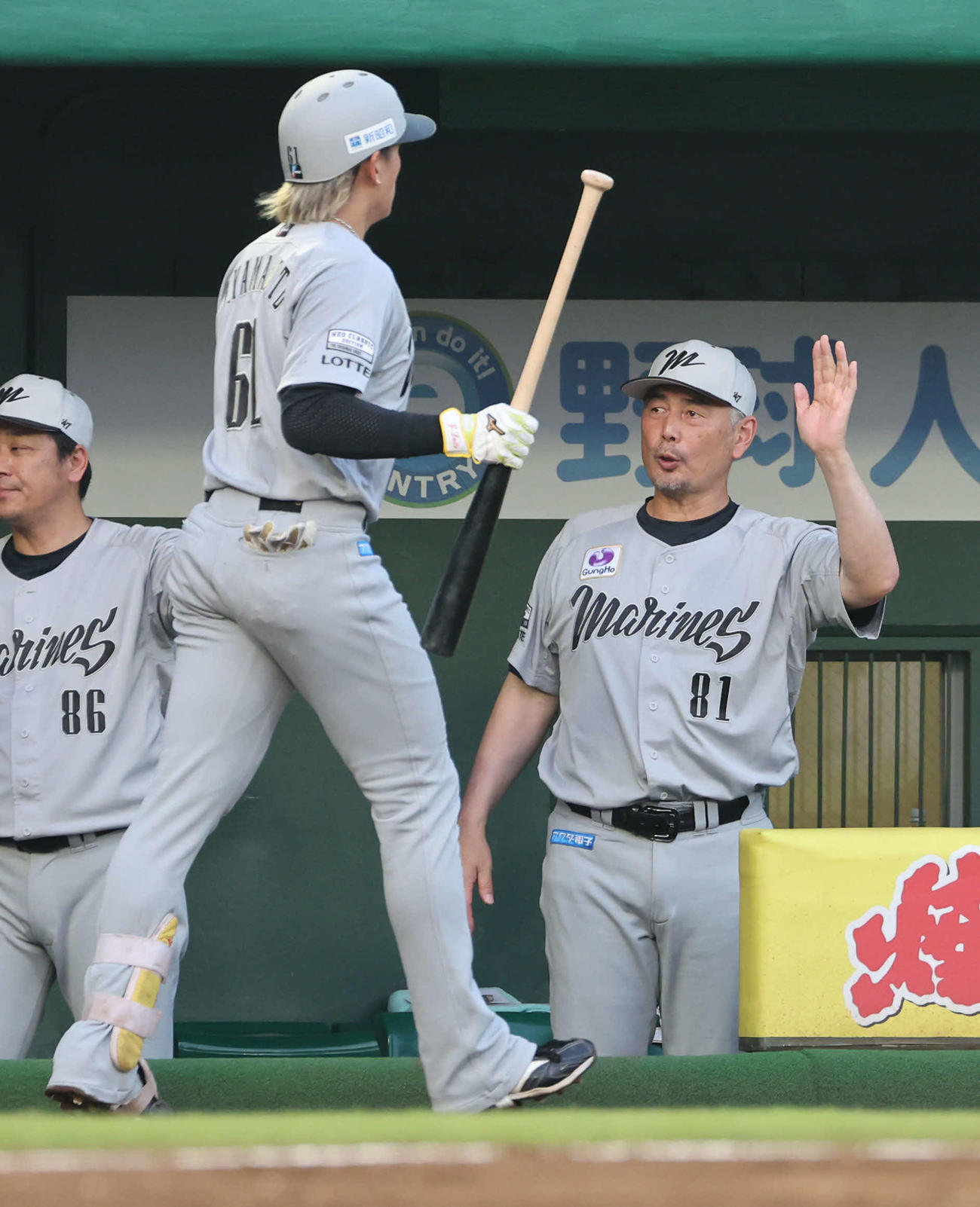 オリックス対ロッテ　4回表ロッテ無死、2打席連続本塁打を放った山本を出迎える吉井監督（撮影・西尾就之）