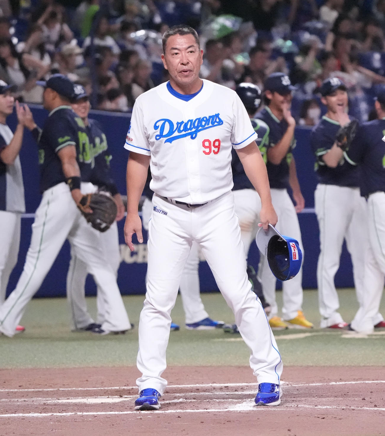 中日対ヤクルト　試合終了、スタンドの観客にあいさつをする井上監督（撮影・森本幸一）