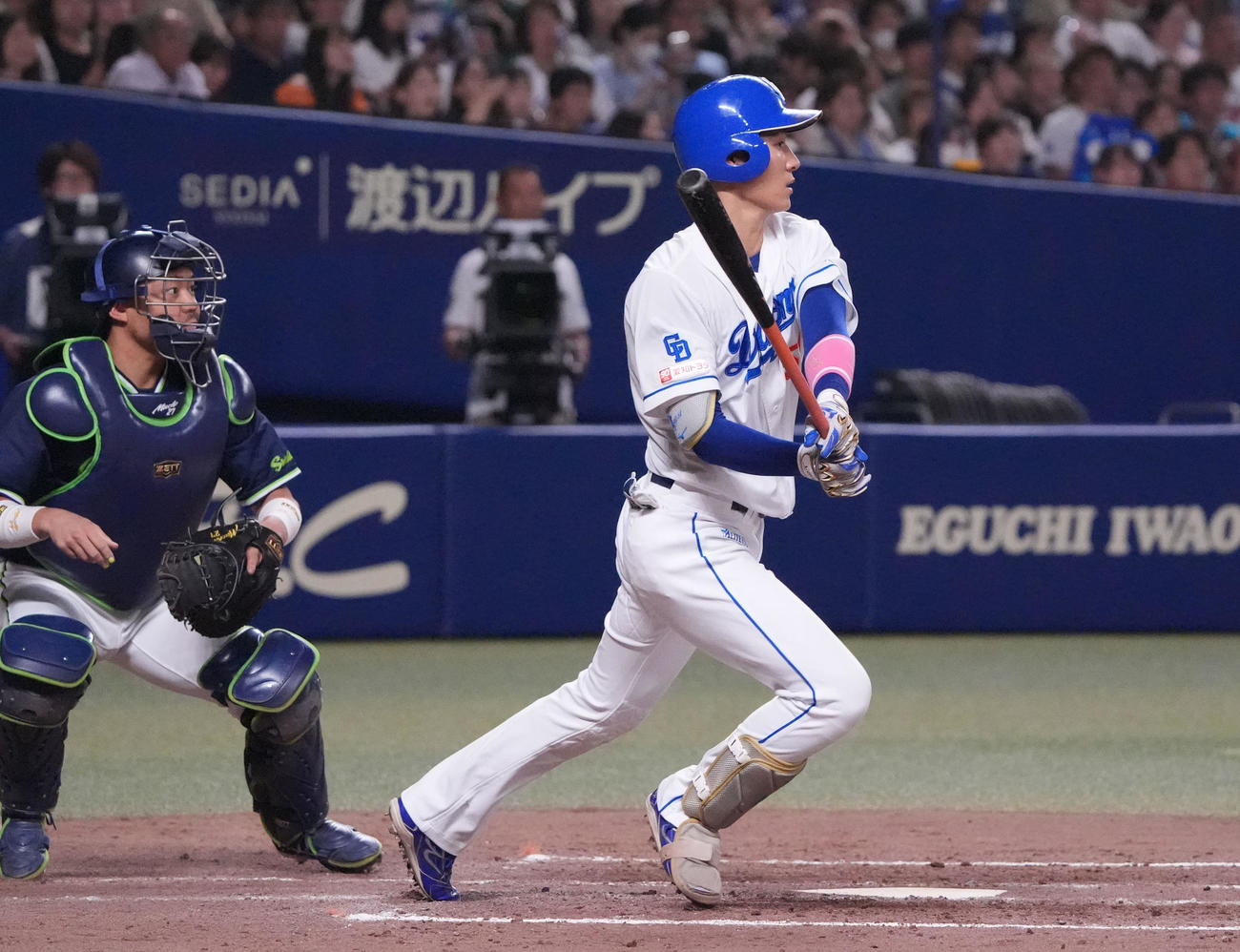 中日対ヤクルト　5回裏中日無死一、三塁、右適時三塁打を放つ上林（撮影・森本幸一）