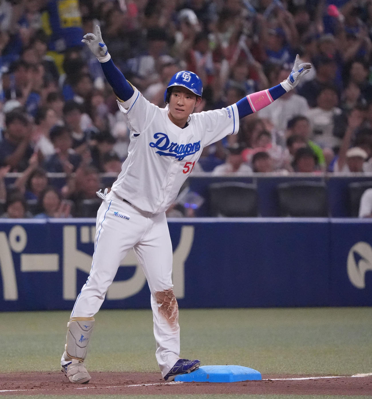 中日対ヤクルト　5回裏中日無死一、三塁、右適時三塁打を放ちベンチへアピールする上林（撮影・森本幸一）