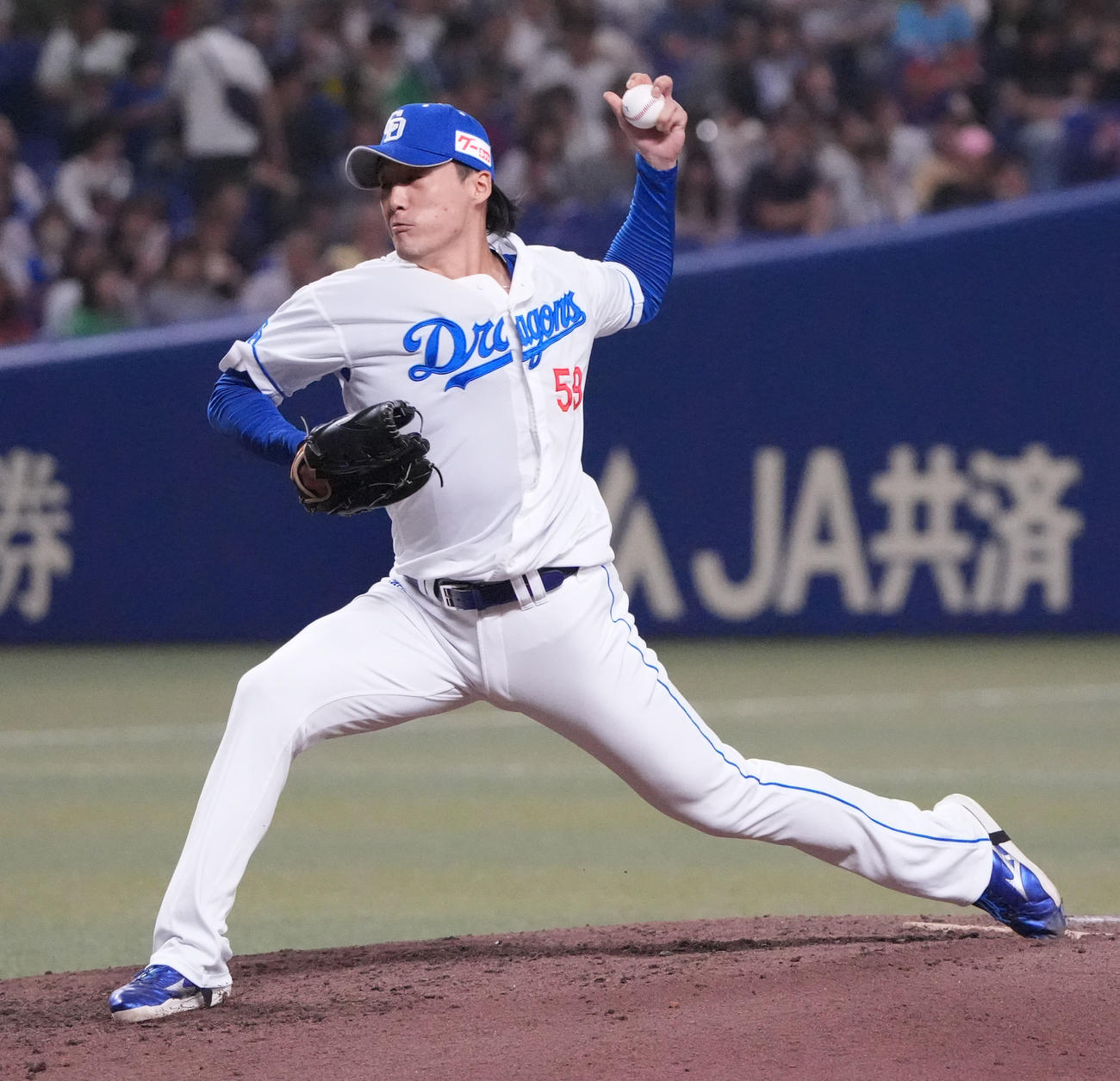 中日対ヤクルト　6回表、中日3番手で登板する斎藤（撮影・森本幸一）