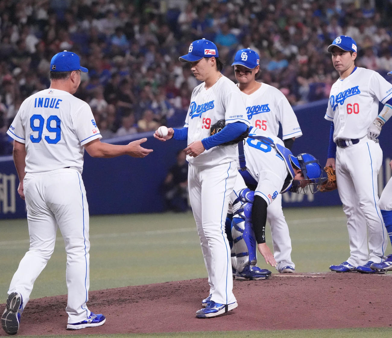 中日対ヤクルト　6回表ヤクルト1死満塁、マウンドを降りる斎藤（左から2人目）左は井上監督（撮影・森本幸一）