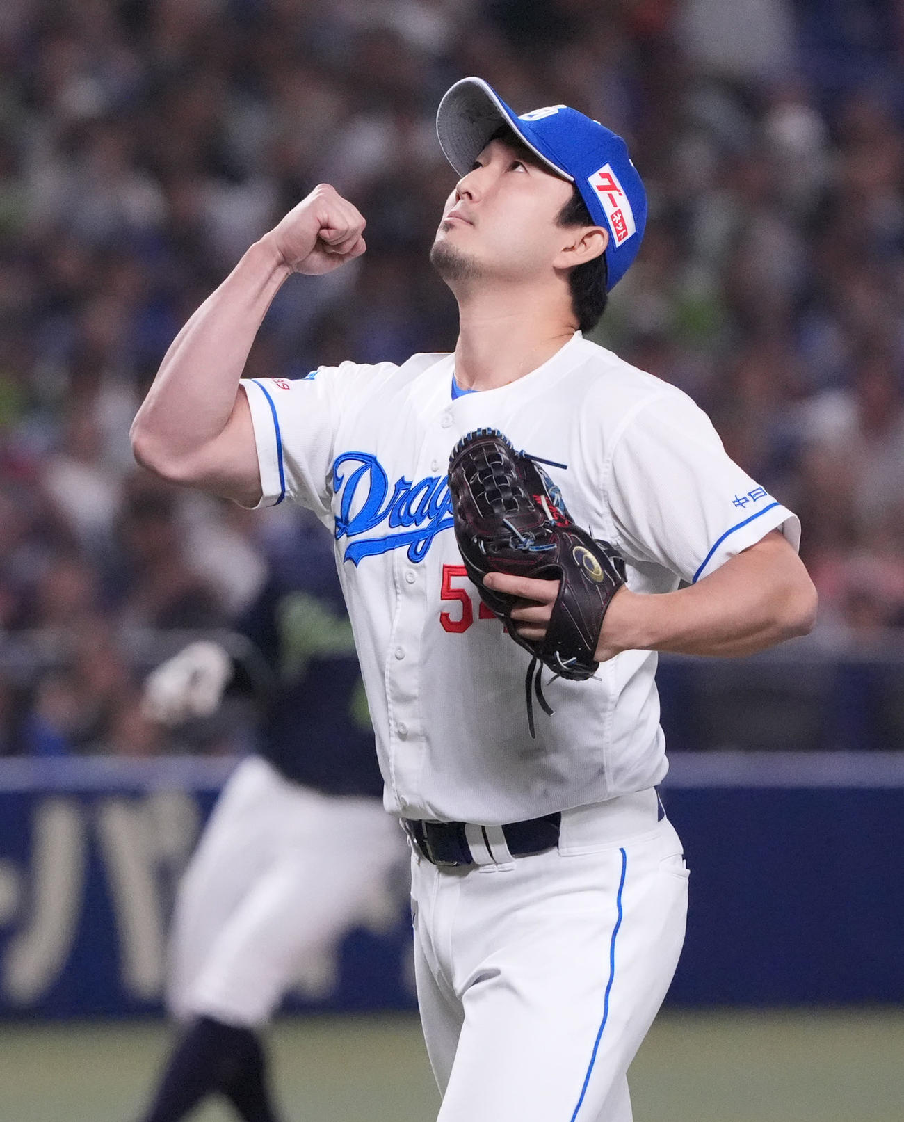 中日対ヤクルト　6回表終了、こぶしを握りベンチへ戻る藤嶋（撮影・森本幸一）
