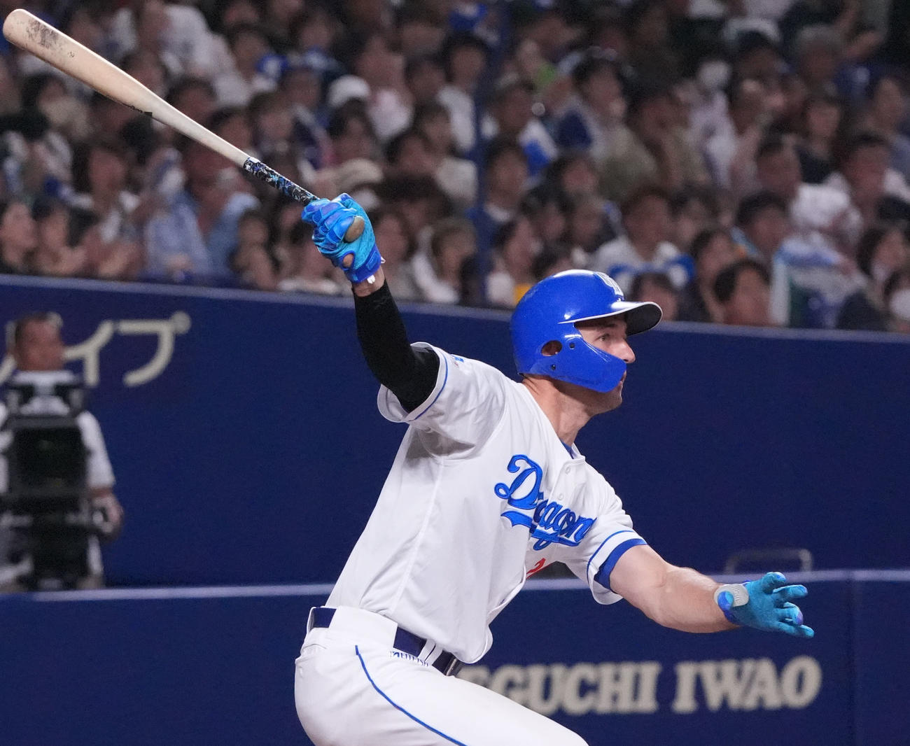 中日対ヤクルト　7回裏中日1死二塁、右適時二塁打を放つボスラー（撮影・森本幸一）