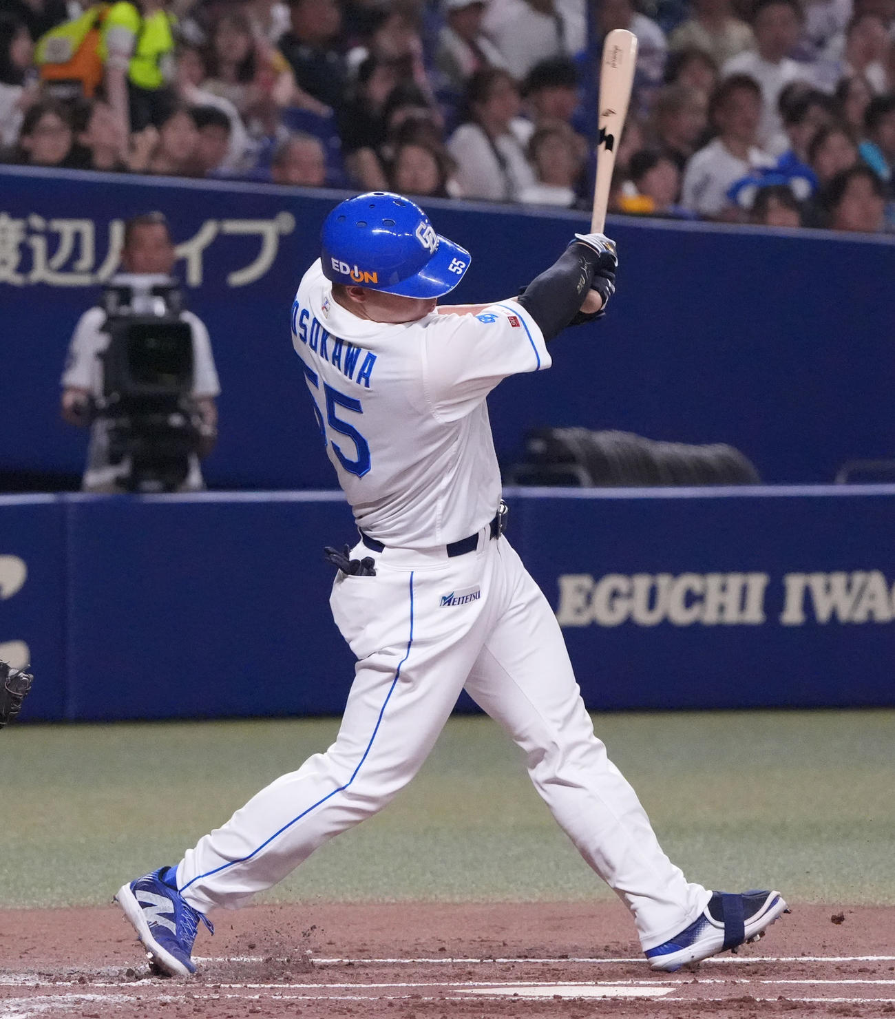 中日対ヤクルト　1回裏中日2死一、三塁、左前適時打を放つ細川（撮影・森本幸一）