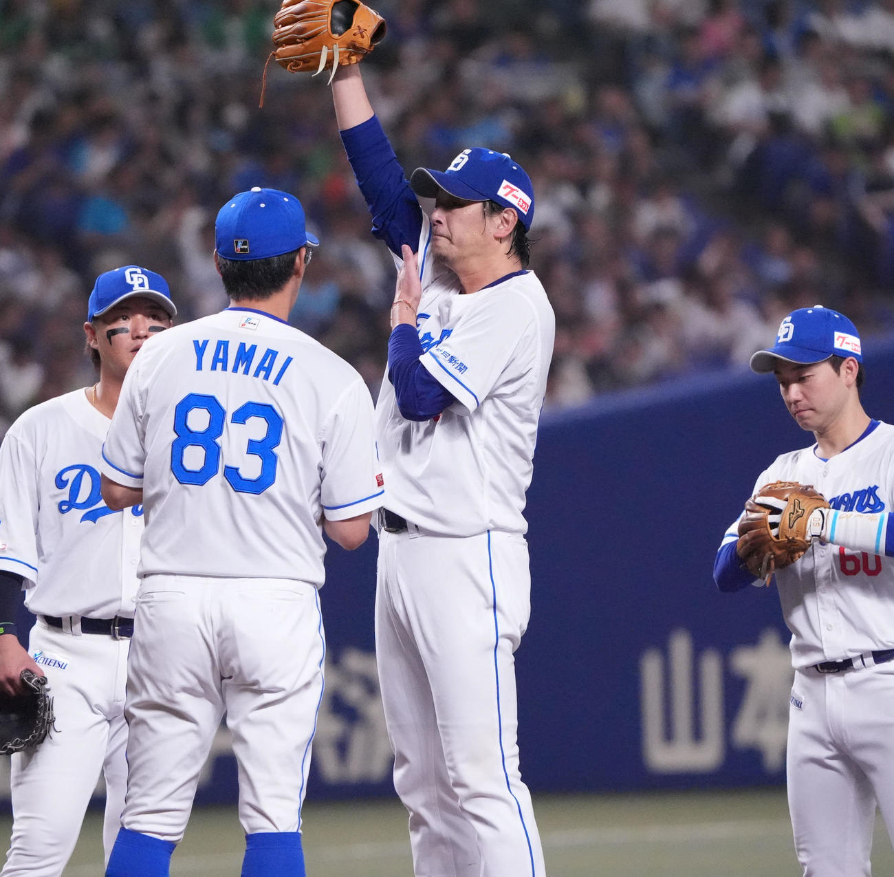 中日対ヤクルト　4回表ヤクルト2死一、二塁、マウンドの涌井（右から2人目）のもとに集まる中日ナイン（撮影・森本幸一）
