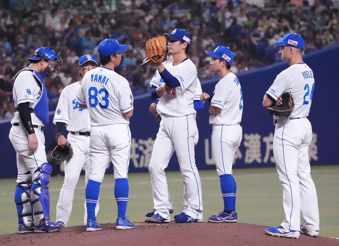 中日対ヤクルト　4回表ヤクルト2死一、二塁、マウンドの涌井（右から3人目）のもとに集まる中日ナイン（撮影・森本幸一）