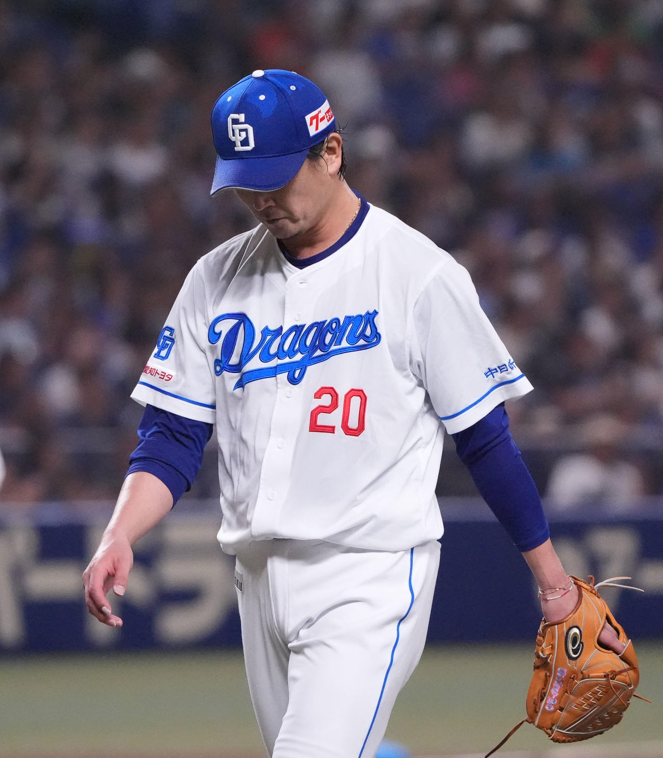 中日対ヤクルト　4回表終了、ベンチへ戻る涌井（撮影・森本幸一）