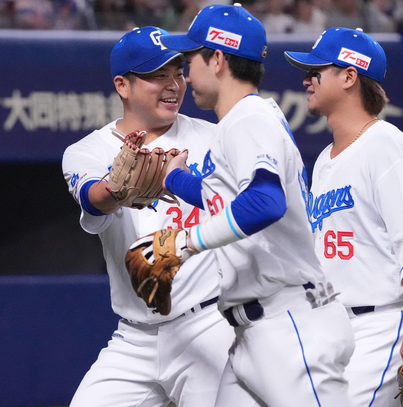 中日対ヤクルト　5回表終了、福（左）は明るい表情でナインとタッチを交わしベンチへ戻る（撮影・森本幸一）