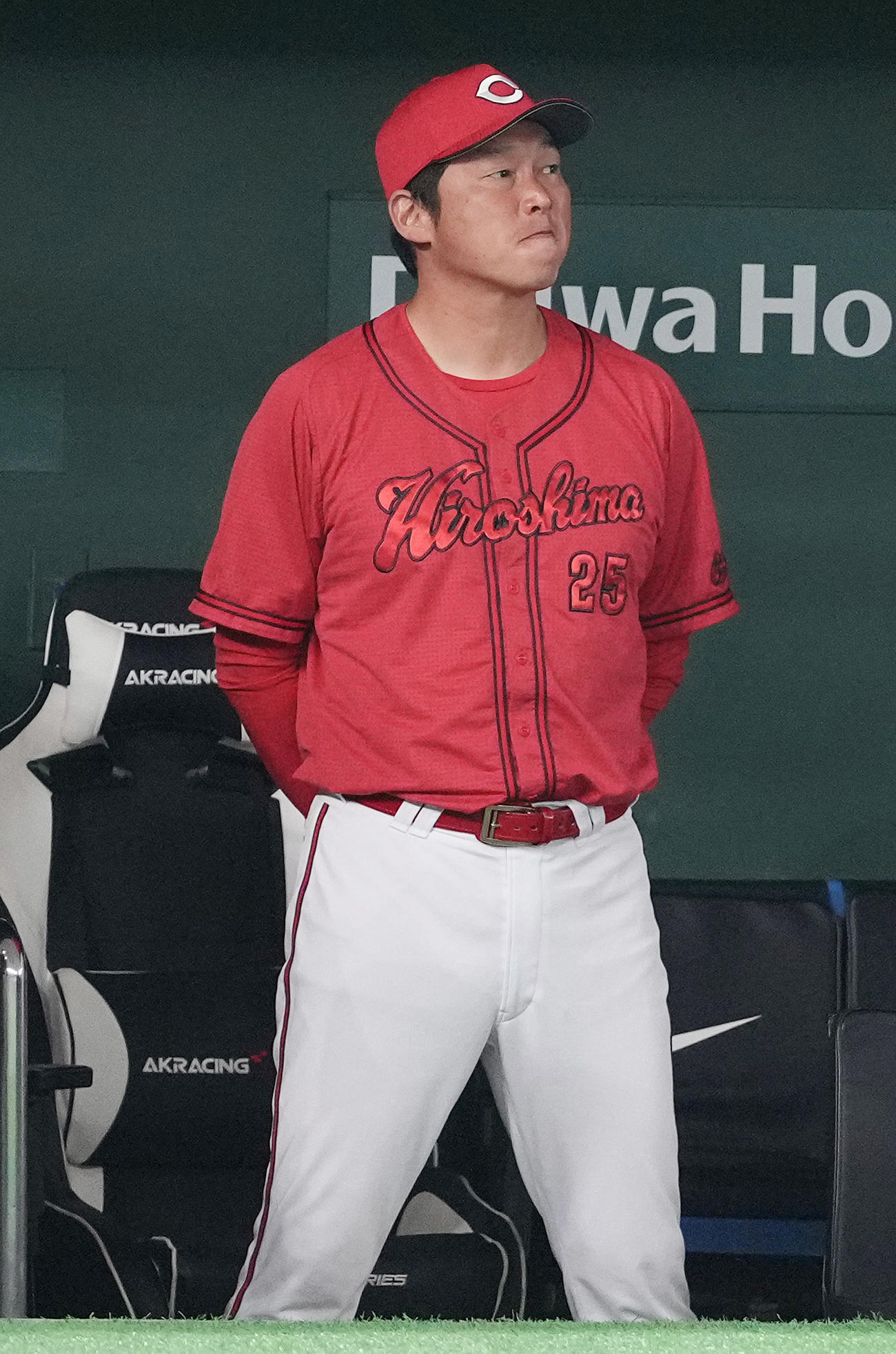 巨人対広島　ベンチで浮かない表情の広島新井監督（撮影・鈴木みどり）