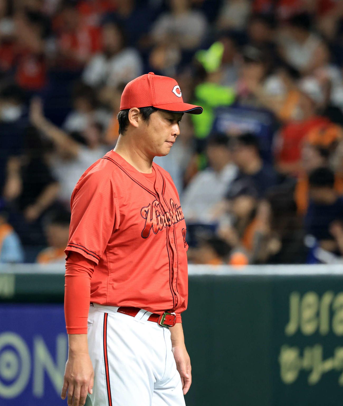 巨人対広島　投手交代を告げ、うつむいてベンチに戻る広島新井監督（撮影・浅見桂子）