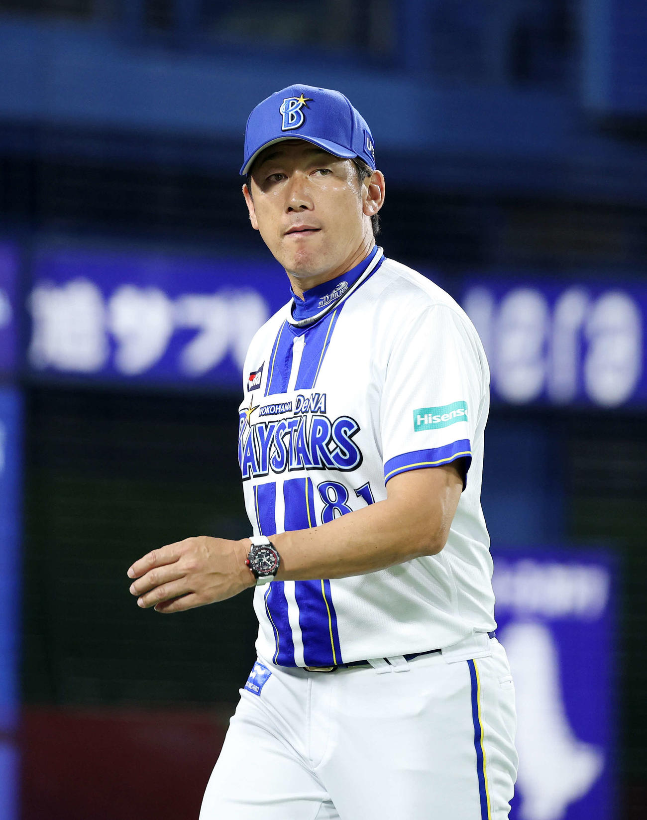 DeNA対阪神　7回表、投手交代を告げベンチに引き揚げるDeNA三浦監督（撮影・鈴木正人）