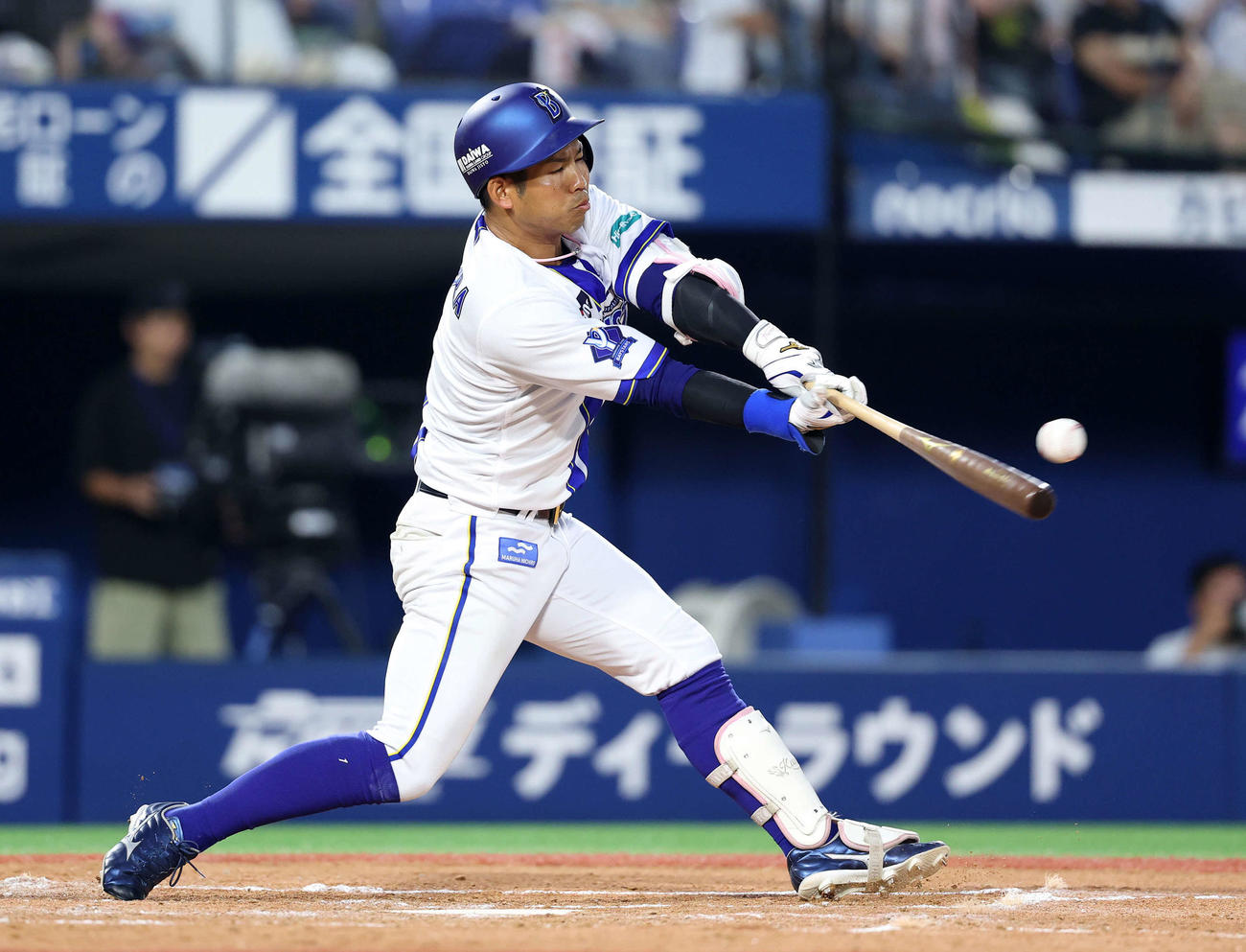 DeNA対阪神　4回裏DeNA無死、桑原は左越え二塁打を放つ（撮影・鈴木正人）