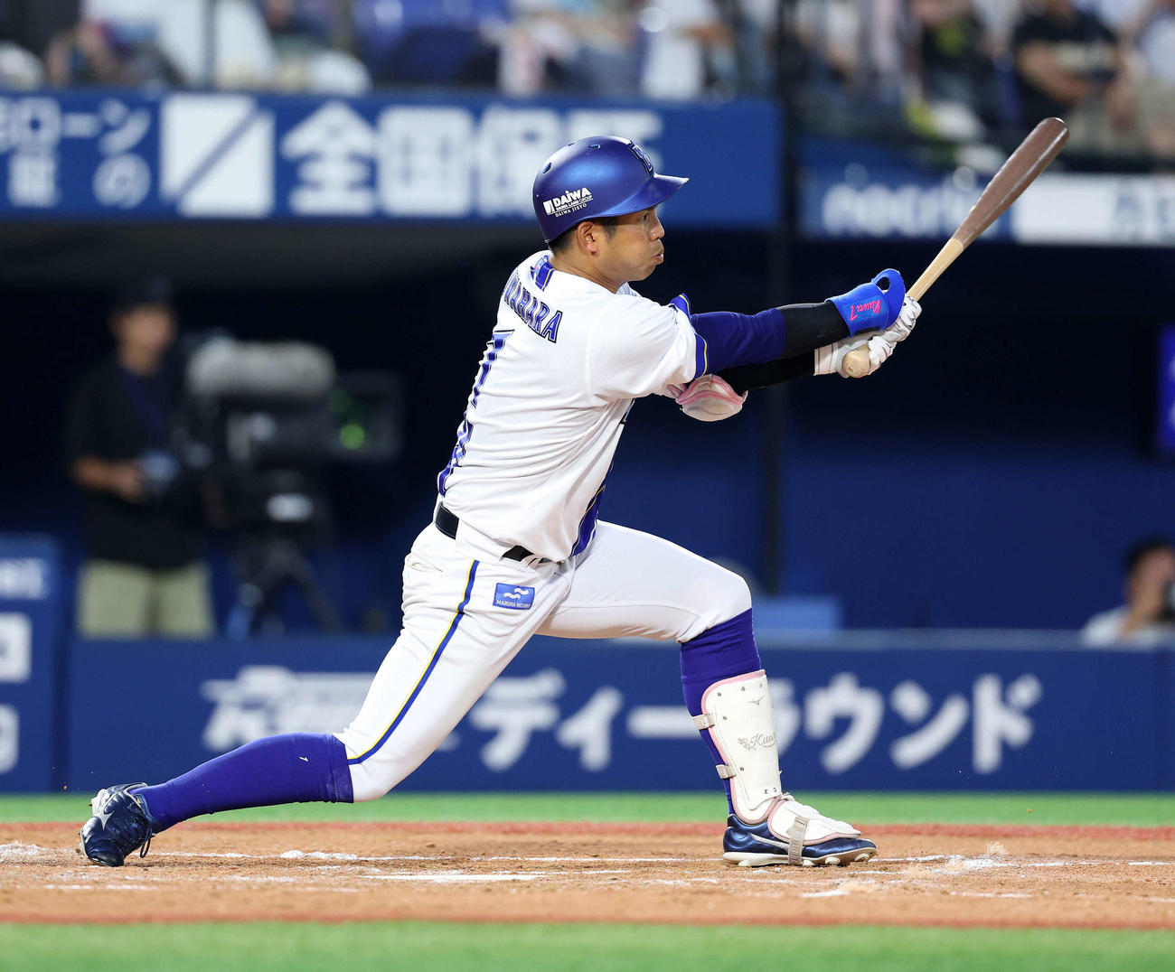 DeNA対阪神　4回裏DeNA無死、桑原は左越え二塁打を放つ（撮影・鈴木正人）