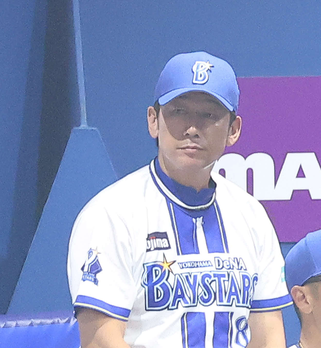 DeNA対阪神　8回裏、戦況を見守る三浦監督（撮影・河田真司）