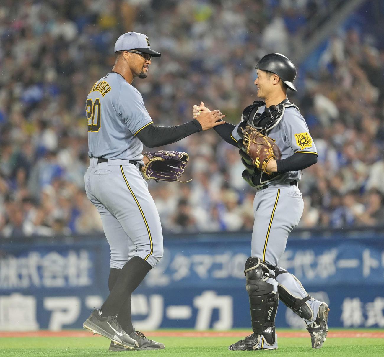 DeNA対阪神　完封勝利を挙げ坂本（右）と握手するデュプランティエ（撮影・井上学）