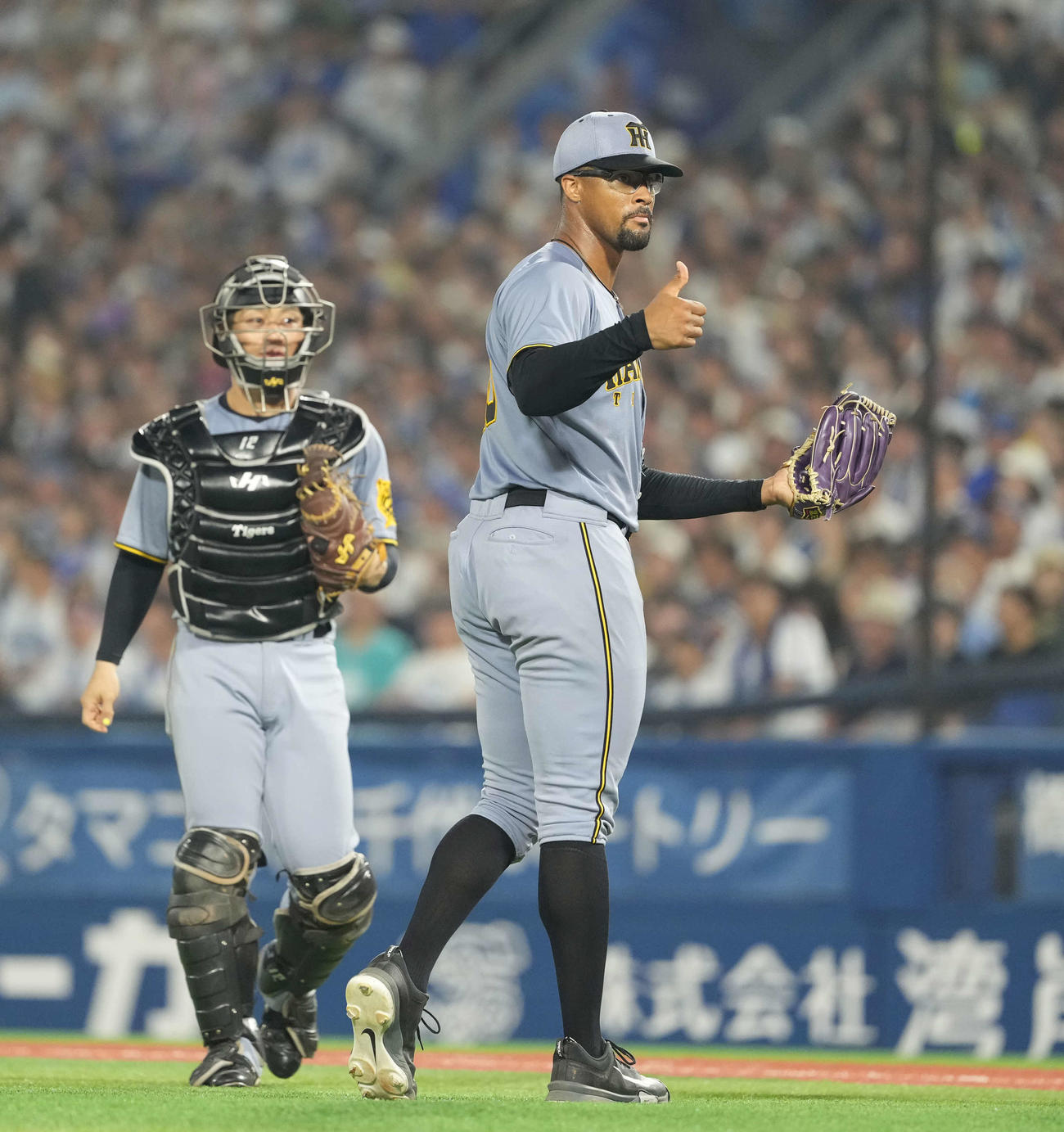 DeNA対阪神　7回裏DeNA1死、佐野の折れたバットをジャンプでかわすデュプランティエ（撮影・井上学）