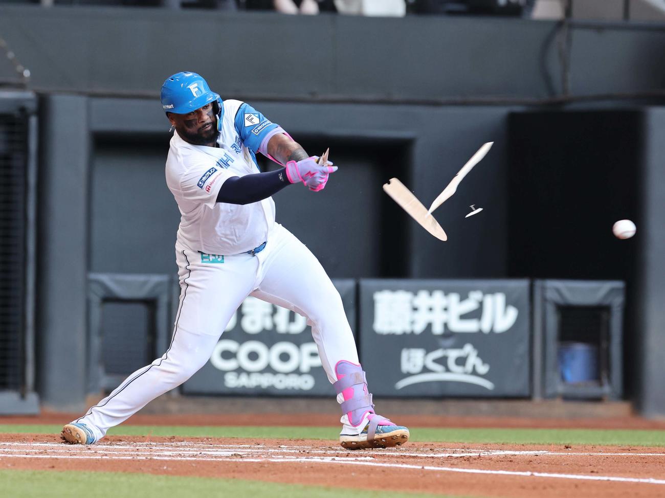 日本ハム対楽天　2回裏日本ハム無死、バットを折りながら二前内野安打を放つレイエス（撮影・黒川智章）