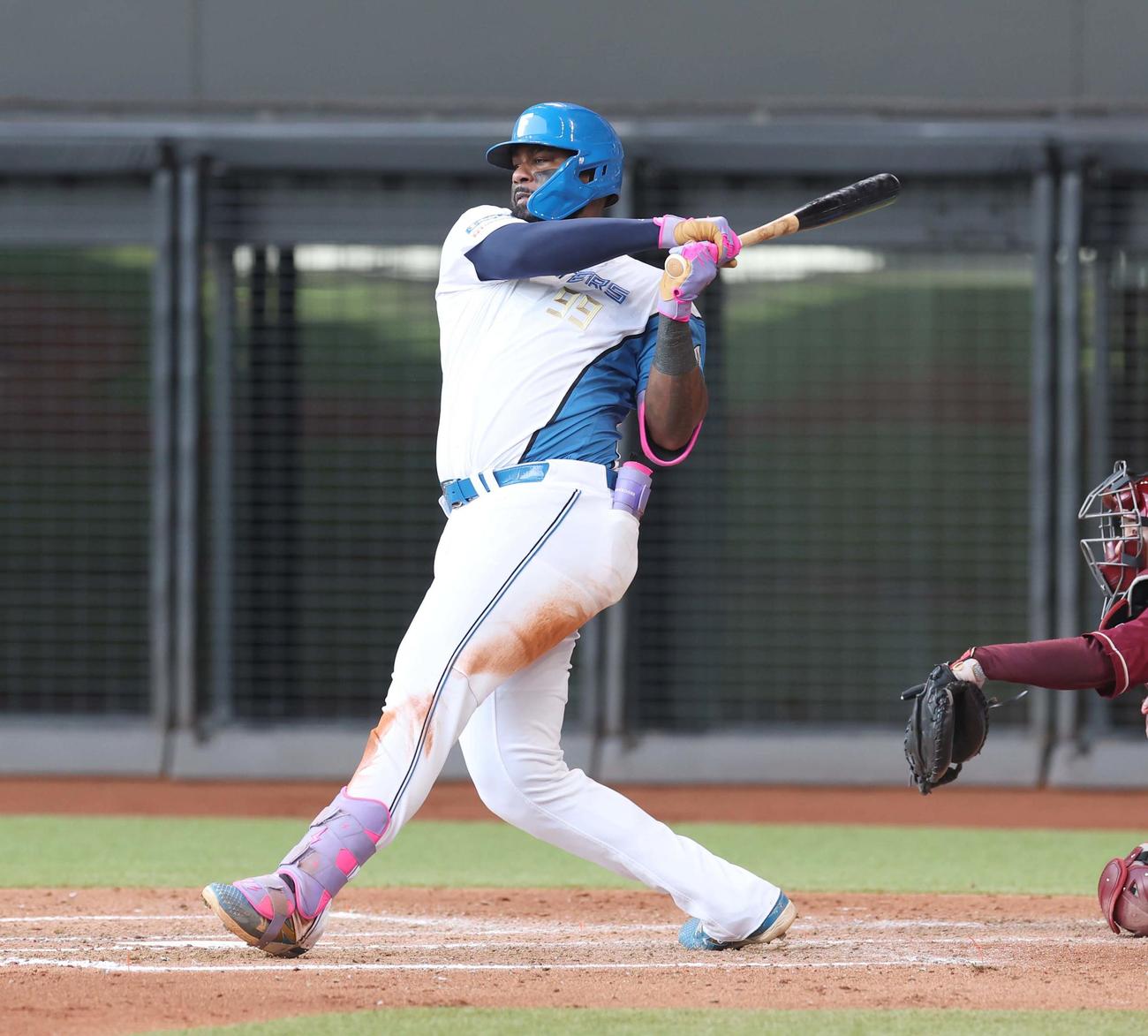 日本ハム対楽天　3回裏日本ハム2死二塁、左前適時打を放つレイエス（撮影・黒川智章）