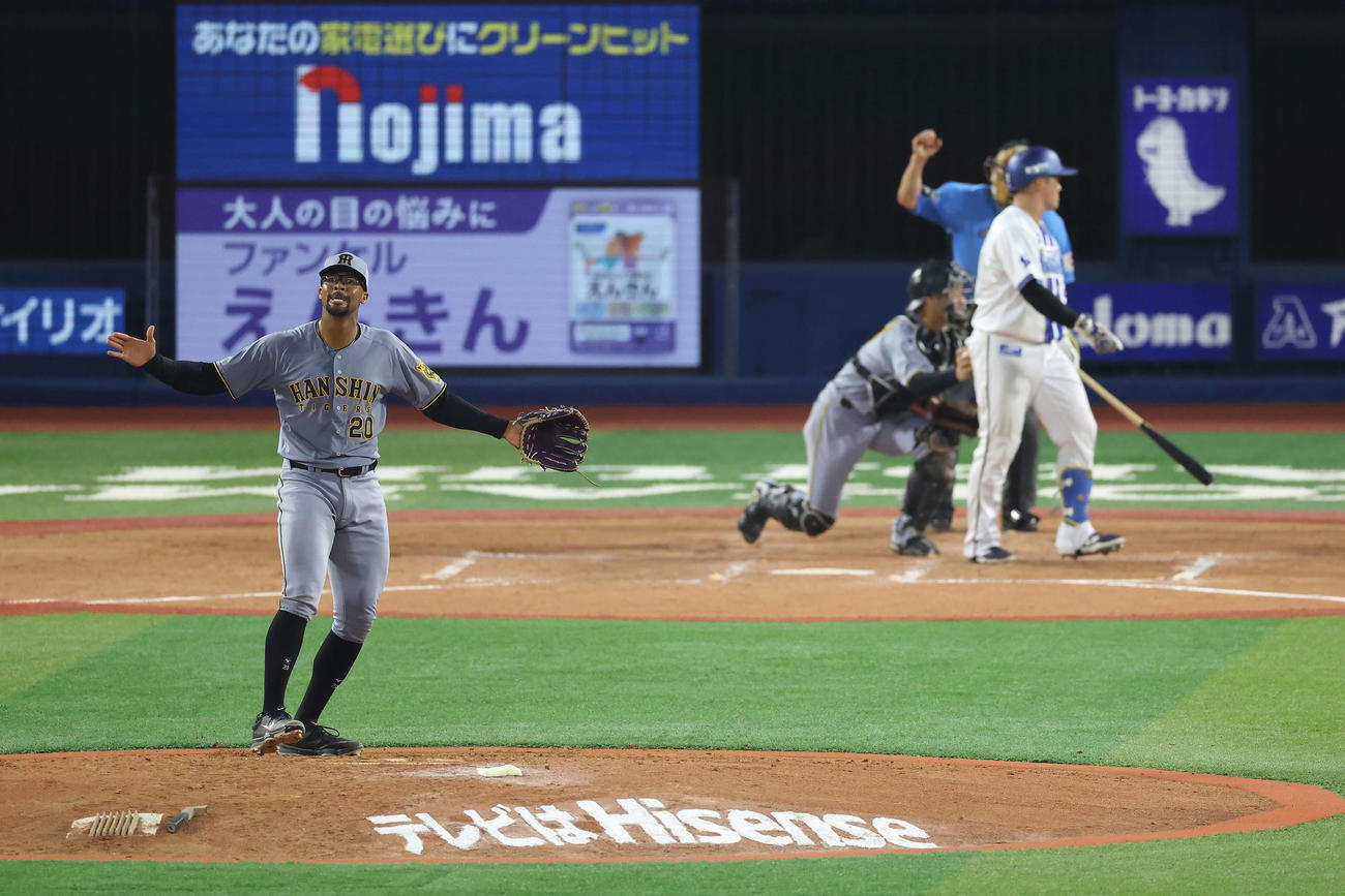 DeNA対阪神　4回裏DeNA2死三塁、牧を空振り三振に抑えるデュプランティエ（撮影・河田真司）