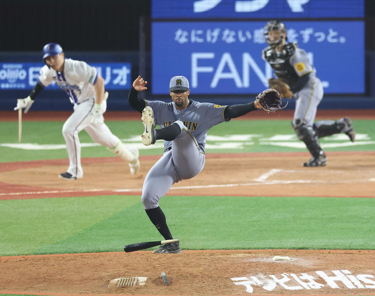 DeNA対阪神　7回裏DeNA1死、佐野の折れたバットを避けるデュプランティエ（撮影・河田真司）