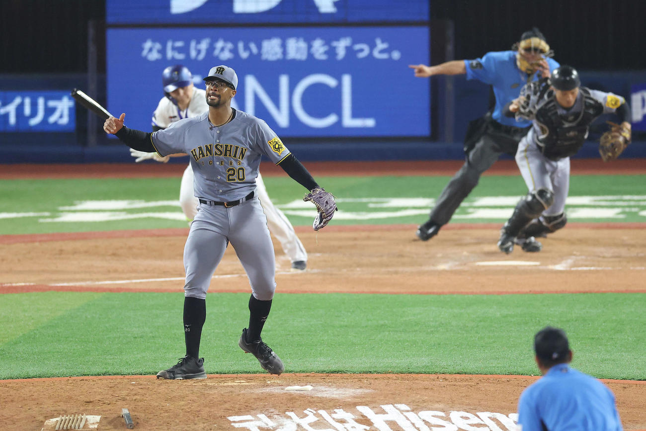 DeNA対阪神　9回裏、最終打者の佐野を空振り三振に抑えるデュプランティエ（撮影・河田真司）