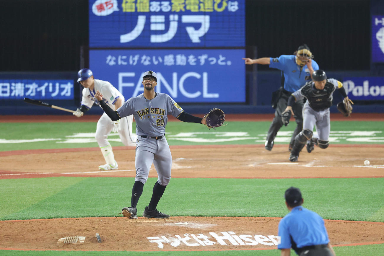 DeNA対阪神　9回裏、最終打者の佐野を空振り三振に抑えるデュプランティエ（撮影・河田真司）