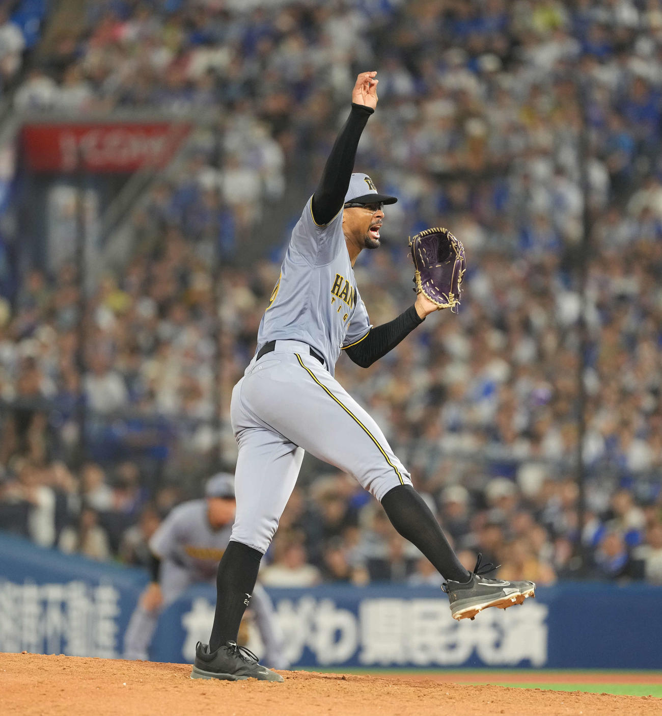 DeNA対阪神　9回裏DeNA1死、桑原に死球を与えて絶叫するデュプランティエ（撮影・井上学）
