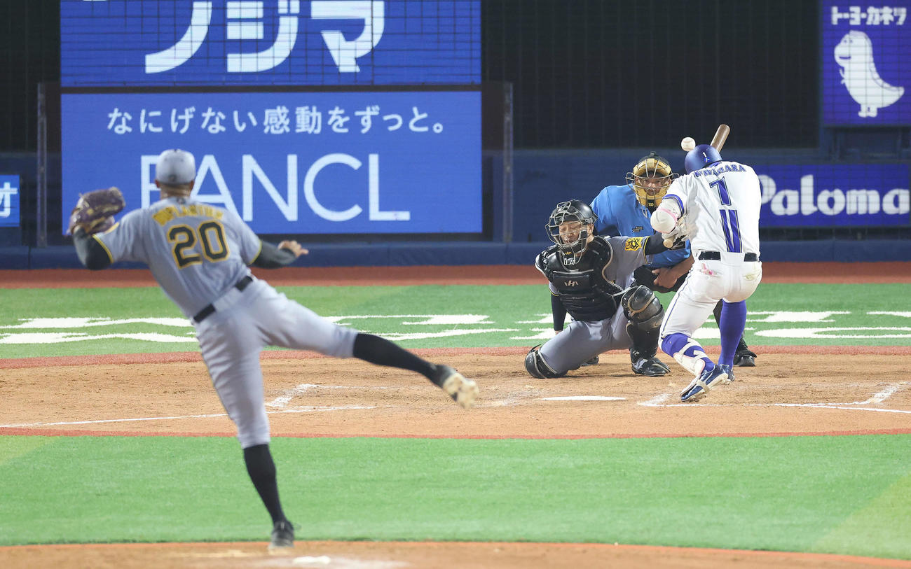 DeNA対阪神　9回裏DeNA1死、死球を受ける桑原。投手デュプランティエ（撮影・河田真司）