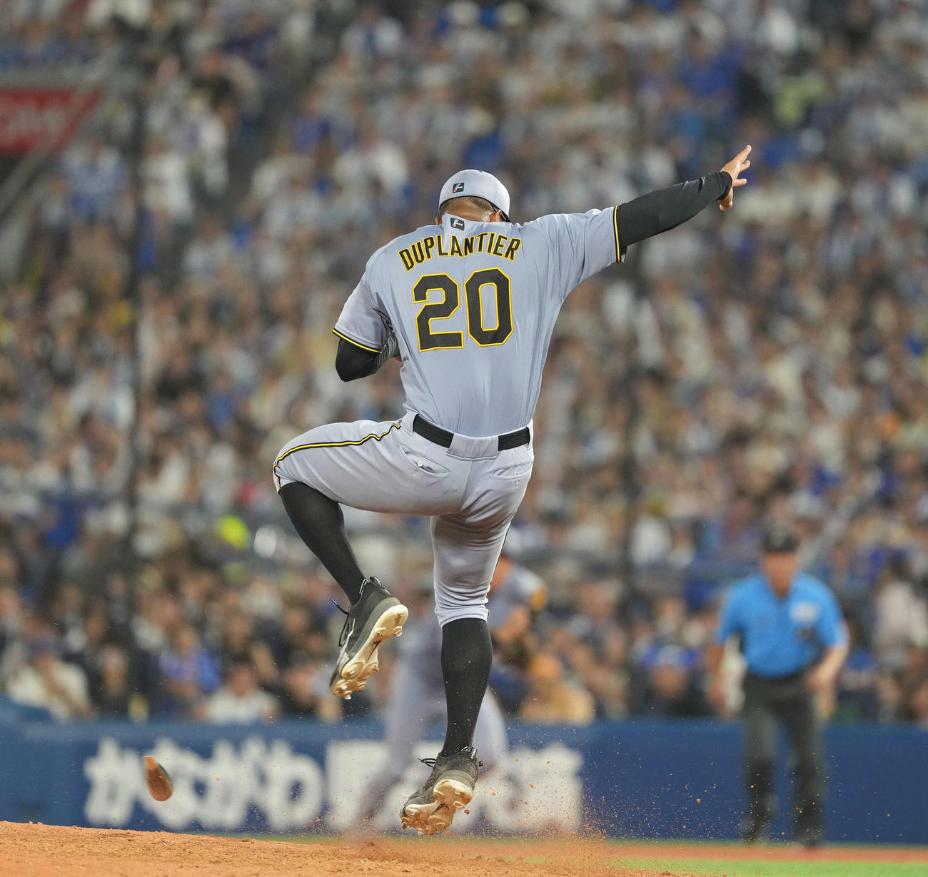 DeNA対阪神　7回裏DeNA1死、佐野の折れたバットをジャンプでかわすデュプランティエ（撮影・井上学）