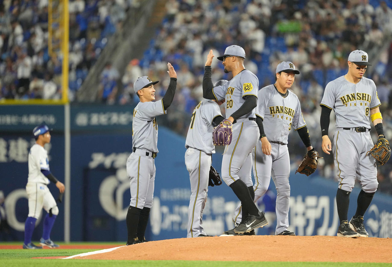 DeNA対阪神　勝利のハイタッチをかわすデュプランティエ（左から3人目）、熊谷（左端）ら阪神ナイン（撮影・井上学）