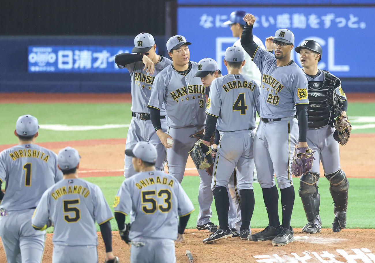 DeNA対阪神　DeNAに勝利し、マウンドに集まる阪神ナイン（撮影・河田真司）